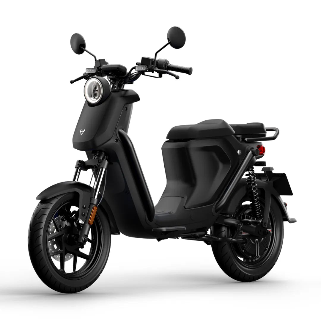Eleganten črn električni skuter Niu Uqi GT z modernim dizajnom in minimalističnimi funkcijami.