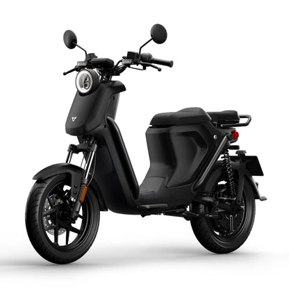 Eleganten črn električni skuter Niu Uqi GT z modernim dizajnom in minimalističnimi funkcijami.