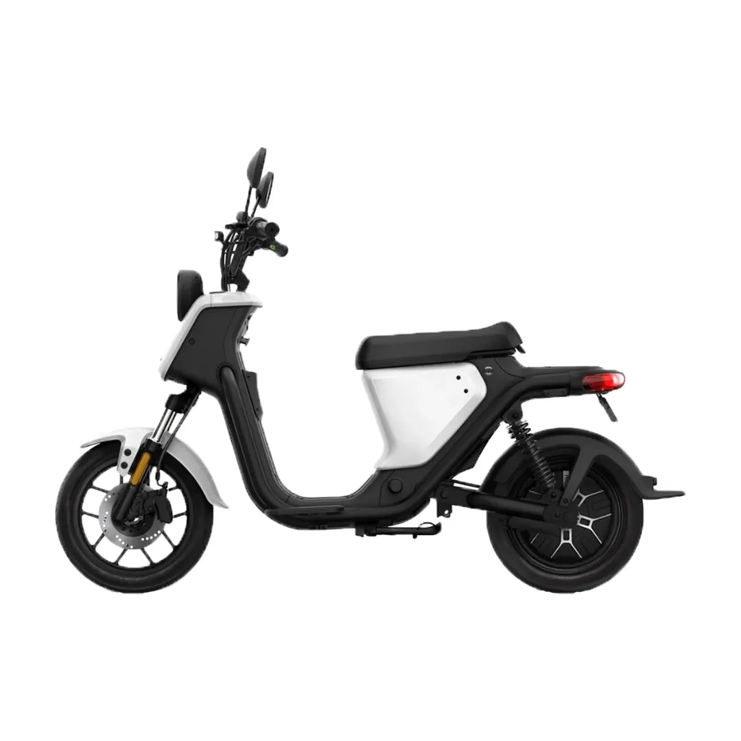 Stranski pogled električnega skuterja Niu Uqi Pro v črno-beli izvedbi.