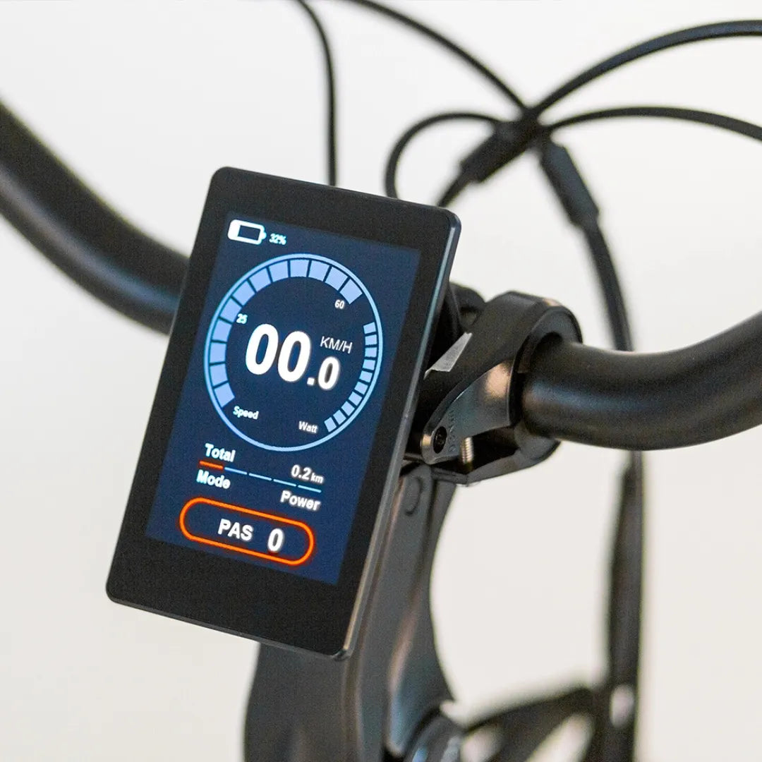 Od blizu posnet zaslon električnega kolesa, ki prikazuje hitrost in baterijo za električno kolo Puch C 2 4.