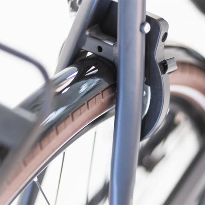 Od blizu kolo Electric Bike Puch Perle C 3 5 s kolesom in zavornim sistemom.