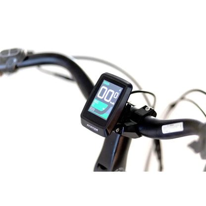 Posnetek od blizu prikazuje zaslon na krmilu električnega kolesa Puch Perle C 3 5, ki prikazuje hitrost in nastavitve.