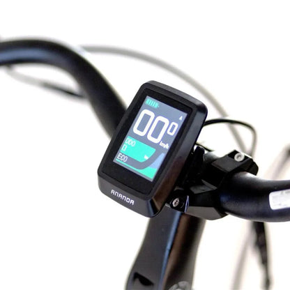 Posnetek od blizu zaslona električnega kolesa, ki prikazuje hitrost na modelu Puch Perle C 3 5.
