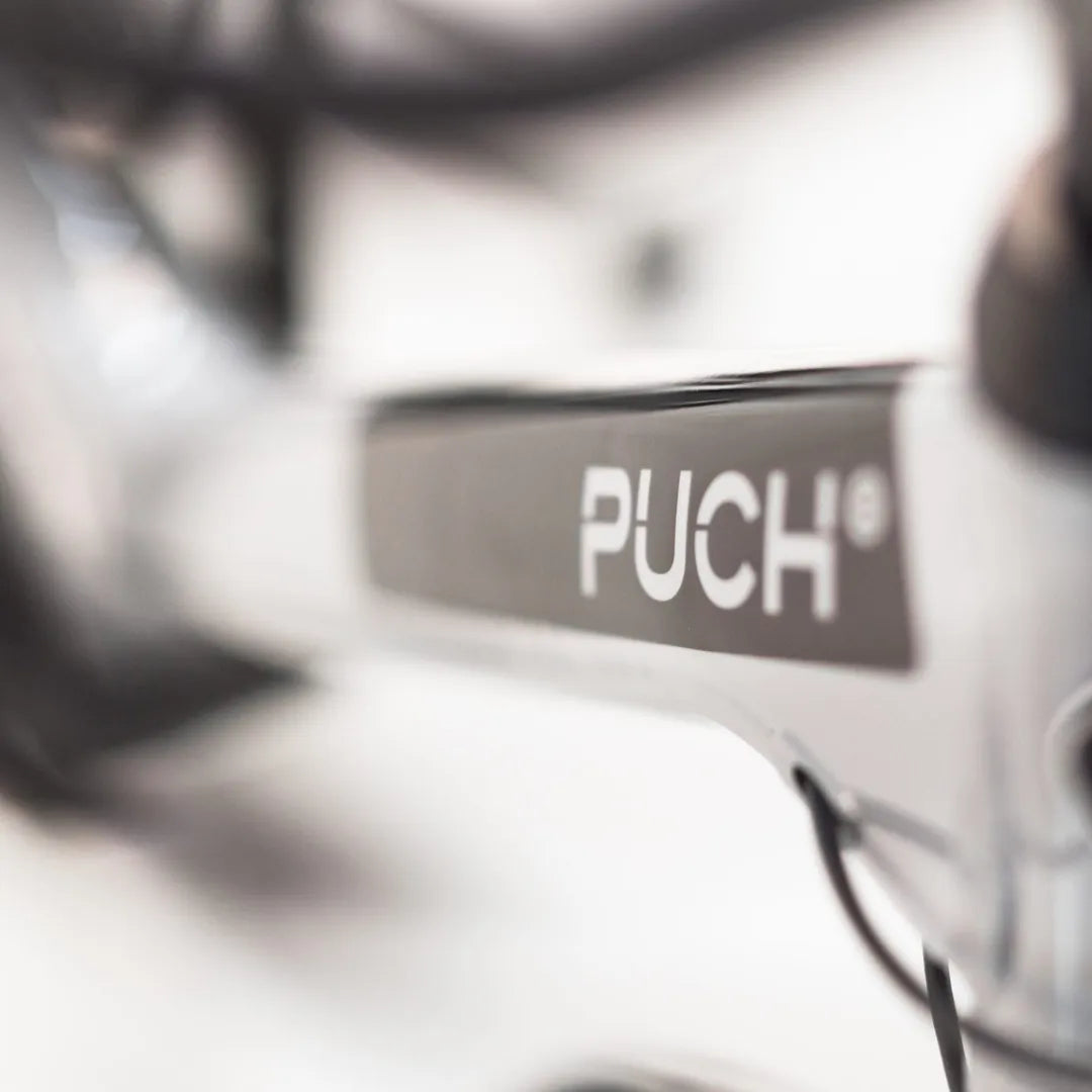 Od blizu logotip Puch na okvirju električnega kolesa Puch C 4 0.