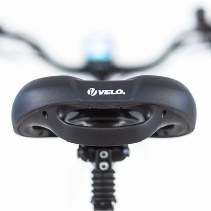 Od blizu posnet sedež kolesa Velo na električnem kolesu Puch C 4 3, z ročaji krmila v ozadju.