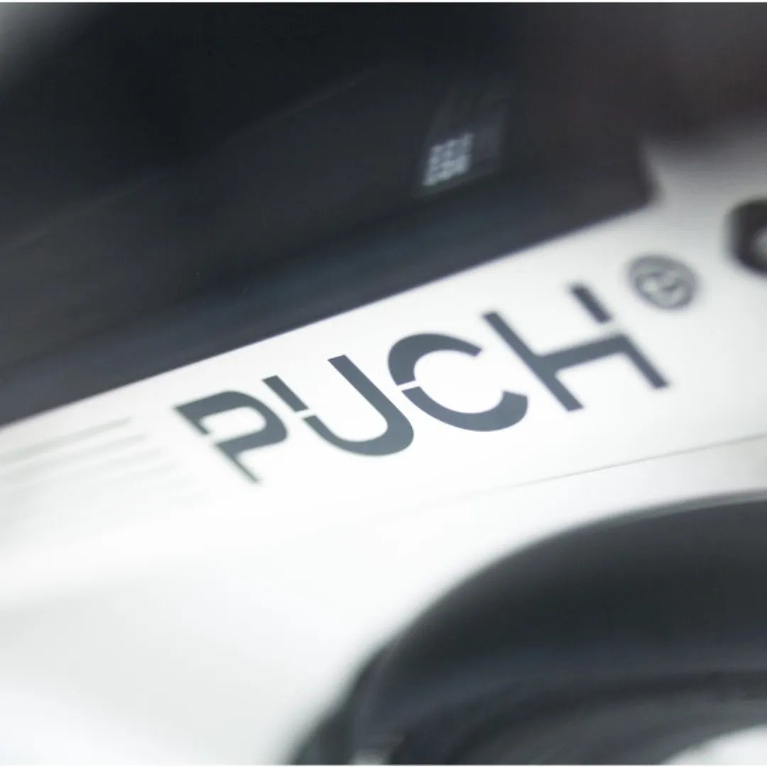 Posnetek od blizu logotipa na električnem kolesu Puch C 4 3, ki prikazuje elegantne oblikovalske elemente.