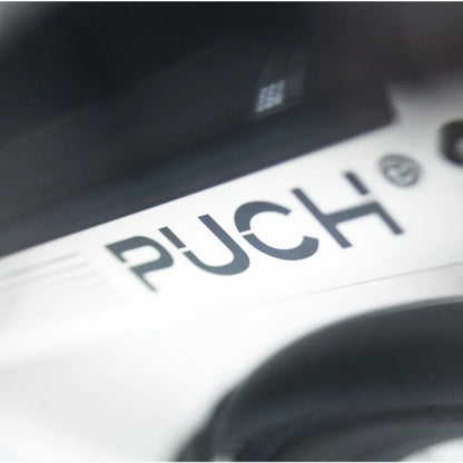 Posnetek od blizu logotipa na električnem kolesu Puch C 4 3, ki prikazuje elegantne oblikovalske elemente.