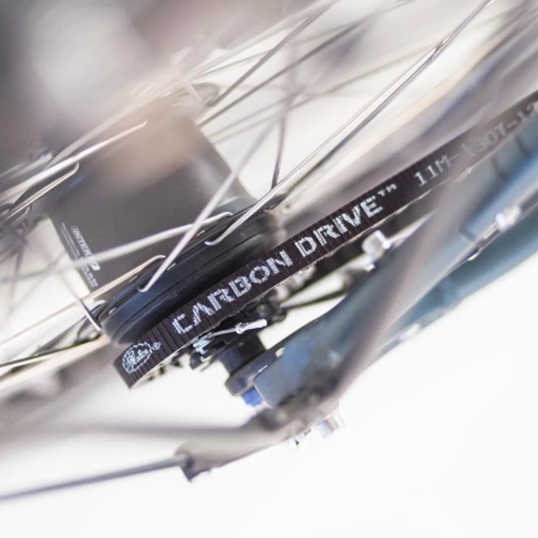 Od blizu posneto kolo in sistem Carbon Drive na električnem kolesu Puch C 5.5.