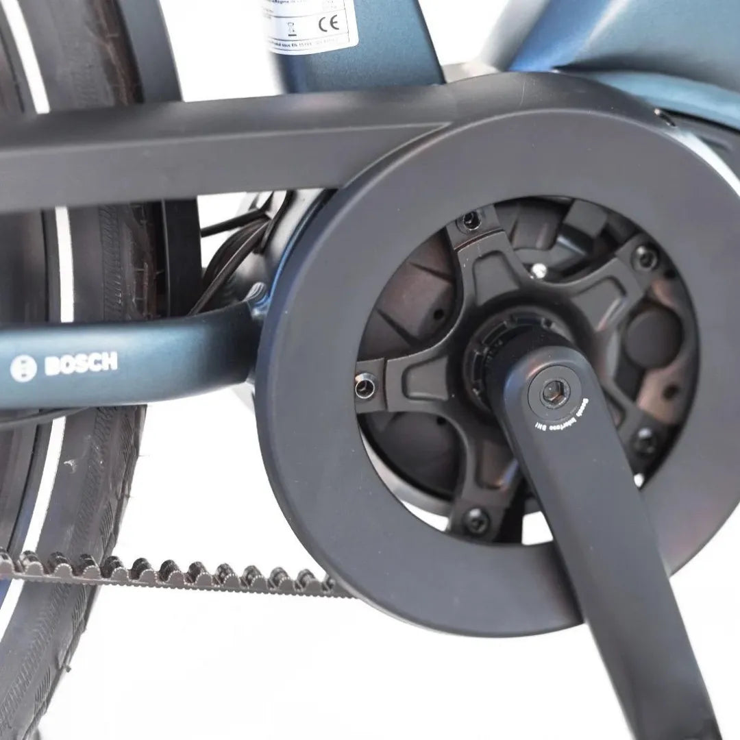 Od blizu posnet električni motor na električnem kolesu Puch C 5 5, ki prikazuje njegovo elegantno obliko.