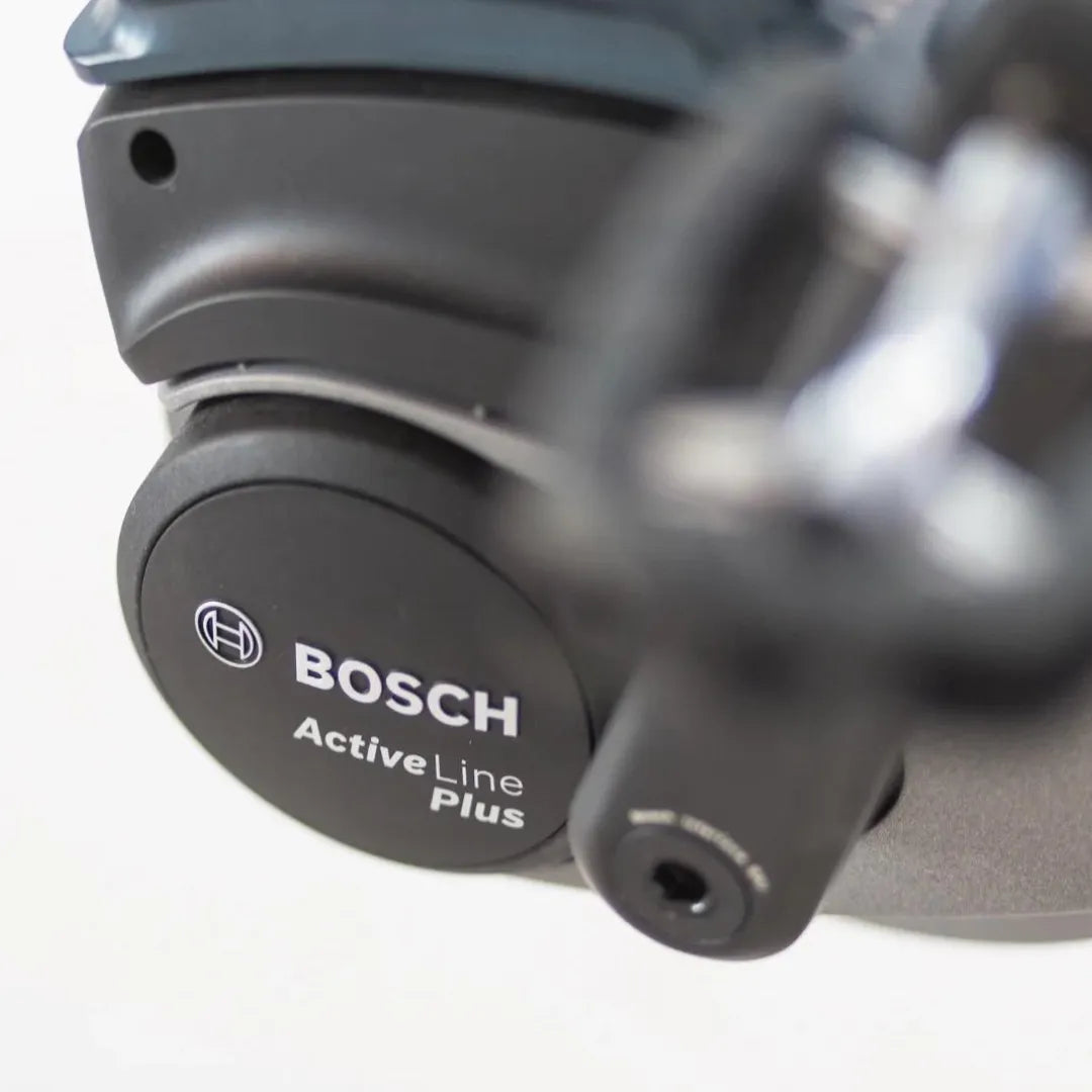 Od blizu motor Bosch Active Line Plus na električnem kolesu Puch C 5 5.
