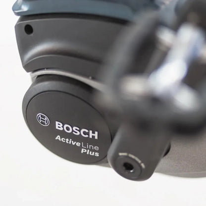 Od blizu motor Bosch Active Line Plus na električnem kolesu Puch C 5 5.