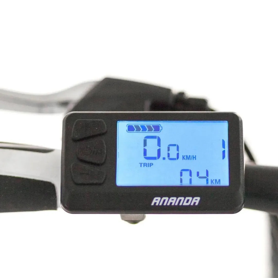 Zaslon električnega kolesa Puch H 1 1, ki prikazuje hitrost in prevoženo razdaljo.