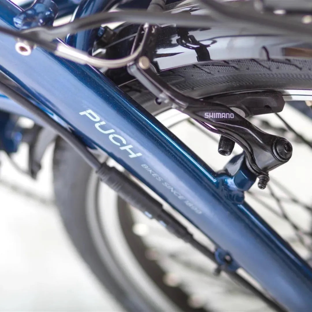 Od blizu posnet okvir električnega kolesa Puch H 1 1, ki prikazuje zavorni sistem Shimano.