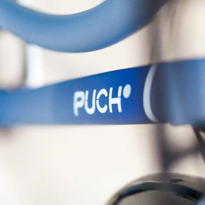 Od blizu posnet okvir električnega kolesa Puch Rock 2 9 N3, ki prikazuje blagovno znamko PUCH.