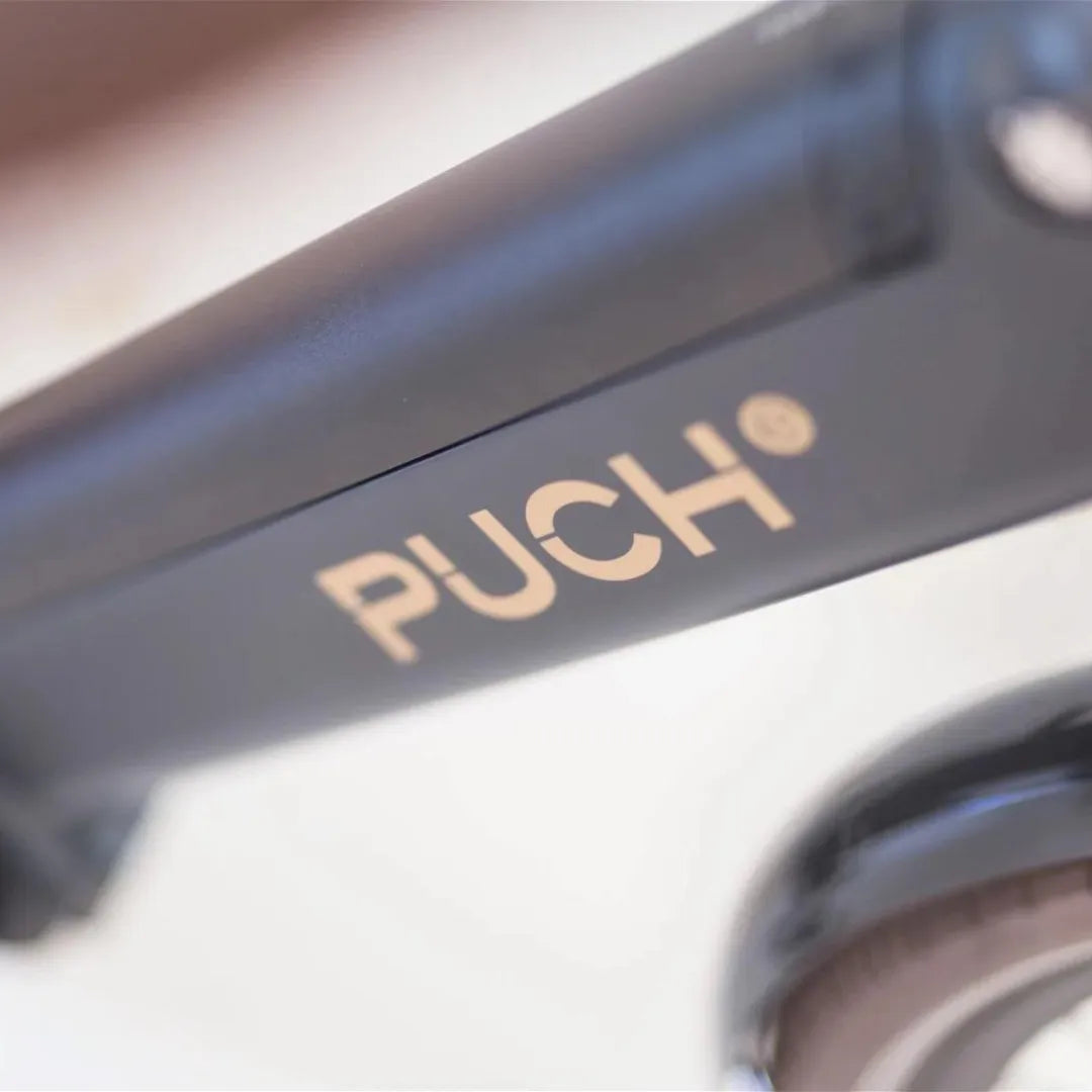 Od blizu posnet logotip Puch na okvirju električnega kolesa Puch Saphir Suv Q 4 4.