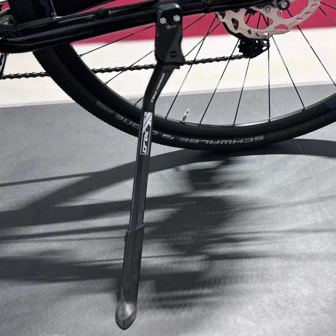 Izdelek na sliki je električno kolo, znamke Raymon, model GravelRay E 7.0. Na sliki je vidna nogica kolesa, ki je pritrjena na okvir, ter del kolesa s pnevmatiko, ki ima oznako Schwalbe. Kolo je zasnovano za gravel vožnjo, kar pomeni, da je primerno za različne terene.