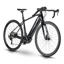 Izdelek na sliki je električno kolo, znamke Raymon, model GravelRay E-7.0. Kolo ima športno zasnovo z ozkimi kolesi, kar ga naredi primernega za gravel in cestno vožnjo. Vidni so tudi hidravlični disk zavore ter električni motor, kar nakazuje na njegovo zmogljivost in udobje med vožnjo. Barvna kombinacija je elegantna, pretežno črna s svetlejšimi detajli.