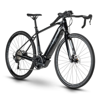 Izdelek na sliki je električno kolo, znamke Raymon, model GravelRay E-7.0. Kolo ima športno zasnovo z ozkimi kolesi, kar ga naredi primernega za gravel in cestno vožnjo. Vidni so tudi hidravlični disk zavore ter električni motor, kar nakazuje na njegovo zmogljivost in udobje med vožnjo. Barvna kombinacija je elegantna, pretežno črna s svetlejšimi detajli.