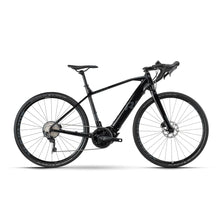 Izdelek je električno kolo, znamke Raymon, model GravelRay E 7.0. Na sliki je vidno elegantno črno kolo z aerodinamično zasnovo, opremljeno z disk zavornim sistemom in širokimi pnevmatikami, kar omogoča vožnjo po različnih terenih. Kolo ima športne ročke in sodobno prestavno napravo, kar nakazuje na njegovo zmogljivost in udobje pri vožnji.