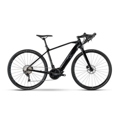 Izdelek je električno kolo, znamke Raymon, model GravelRay E 7.0. Na sliki je vidno elegantno črno kolo z aerodinamično zasnovo, opremljeno z disk zavornim sistemom in širokimi pnevmatikami, kar omogoča vožnjo po različnih terenih. Kolo ima športne ročke in sodobno prestavno napravo, kar nakazuje na njegovo zmogljivost in udobje pri vožnji.