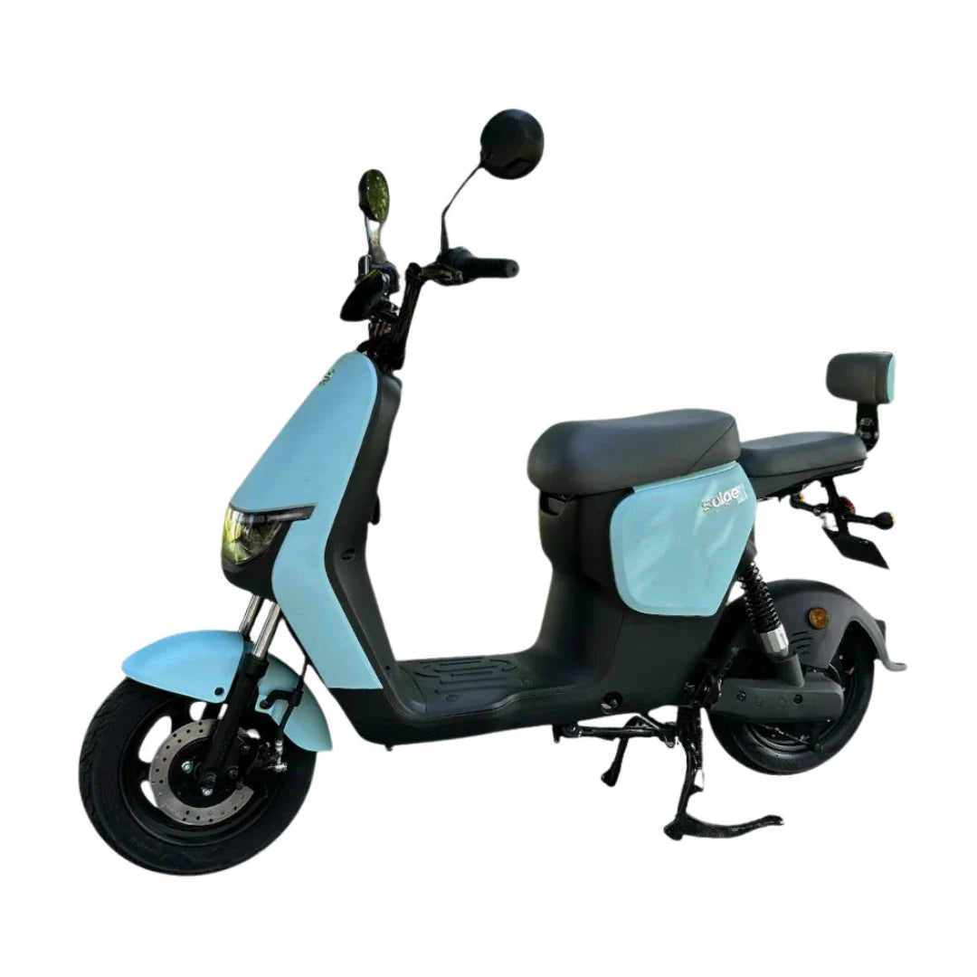 Izdelek na sliki je električni skuter, znamke Stromko. Ima moderno obliko s svetlo modrim in črnim ohišjem. Na sliki so vidni sprednji del skuterja z lučmi, krmilo ter udobno sedežno površino. Skuter je zasnovan za enostavno vožnjo po mestnih ulicah.