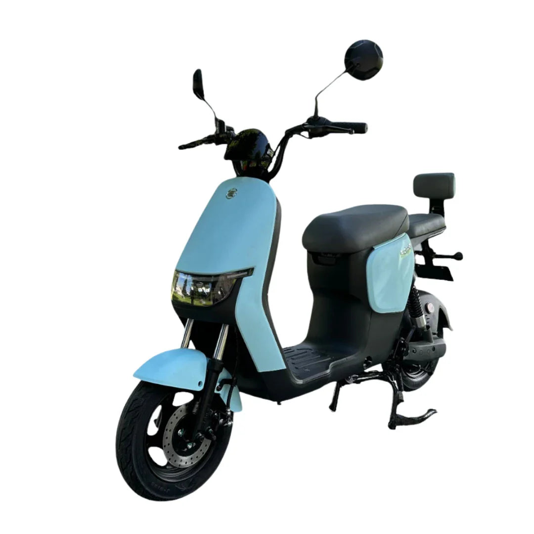 Na sliki je električni skuter, znamke Stromko. Ima moderno zasnovo s svetlo modrim ohišjem in udobnim sedežem. Vidni so tudi krmili, ogledali in sprednje kolo, kar nakazuje na funkcionalnost in udobje pri vožnji. Skuter je primeren za mestno vožnjo in vsakodnevne prevoze.