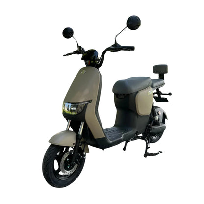 Izdelek na sliki je električni skuter. Znamka in model nista navedena, vendar je skuter zasnovan v modernem slogu z enostavno obliko. Na sliki je vidna sprednja stran skuterja z velikim sedežem, krmilom in ogledali. Barva je nevtralna, kar daje skuterju eleganten videz. Opremljen je z dvema kolesoma in ima tudi prostor za shranjevanje na zadnjem delu.