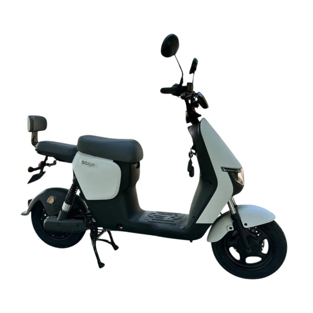 Na sliki je električni skuter znamke Saige. Ima moderno obliko z udobnim sedežem in enostavno zasnovo. Vidni so tudi krmilo, ogledali in kolesa, kar nakazuje na praktičnost in uporabnost za mestno vožnjo. Skuter je zasnovan za enostavno upravljanje in je primeren za kratke razdalje.