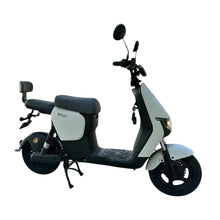 Na sliki je električni skuter znamke Saige. Ima moderno obliko z udobnim sedežem in enostavno zasnovo. Vidni so tudi krmilo, ogledali in kolesa, kar nakazuje na praktičnost in uporabnost za mestno vožnjo. Skuter je zasnovan za enostavno upravljanje in je primeren za kratke razdalje.