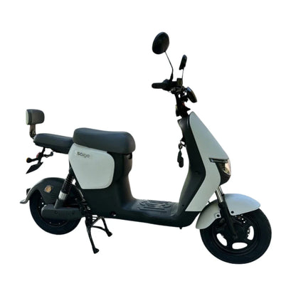 Na sliki je električni skuter znamke Saige. Ima moderno obliko z udobnim sedežem in enostavno zasnovo. Vidni so tudi krmilo, ogledali in kolesa, kar nakazuje na praktičnost in uporabnost za mestno vožnjo. Skuter je zasnovan za enostavno upravljanje in je primeren za kratke razdalje.