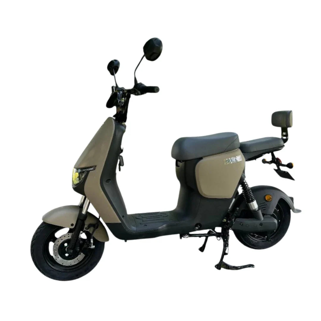 Izdelek na sliki je električni skiro. Ima sodoben dizajn z udobnim sedežem in širokimi kolesi, kar omogoča stabilno vožnjo. Znamka in model nista navedena, vendar skiro izstopa po svoji preprosti in funkcionalni obliki, kar ga naredi primernega za mestno vožnjo. Vidni so tudi ogledali in krmilo, kar kaže na pripravljenost za vožnjo.