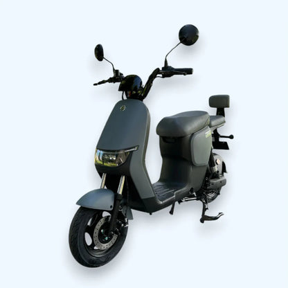 Izdelek na sliki je električni skuter, znamke Stromko. Na sliki je prikazan skuter v temno sivi barvi, ki ima minimalistično obliko. Opremljen je z dvema ogledaloma, širokim sedežem in sprednjim kolesom z disk zavorami, kar nakazuje na udobno in varno vožnjo.