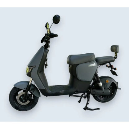 Na sliki je električni skuter, znamke Salgo. Ima moderno obliko in je v temno sivi barvi. Vidni so sprednji in zadnji sedež, krmilo z ogledali ter kolesa, kar nakazuje na praktičnost in udobje pri vožnji. Skuter je zasnovan za mestno mobilnost, kar ga dela primernega za vsakodnevno uporabo.