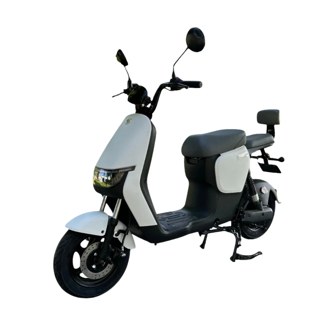 Izdelek je električni skuter, znamke Stromko. Na sliki je prikazan skuter v modernem dizajnu, bele in črne barve, z udobnim sedežem in sprednjim odbijačem. Ima tudi ogledala in široke pnevmatike, kar omogoča stabilno vožnjo. Skuter je zasnovan za mestno uporabo in nudi praktično rešitev za prevoz.