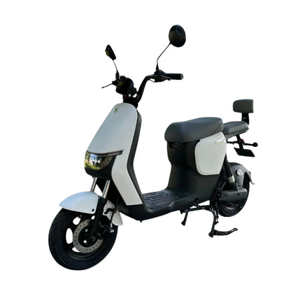 Izdelek je električni skuter, znamke Stromko. Na sliki je prikazan skuter v modernem dizajnu, bele in črne barve, z udobnim sedežem in sprednjim odbijačem. Ima tudi ogledala in široke pnevmatike, kar omogoča stabilno vožnjo. Skuter je zasnovan za mestno uporabo in nudi praktično rešitev za prevoz.