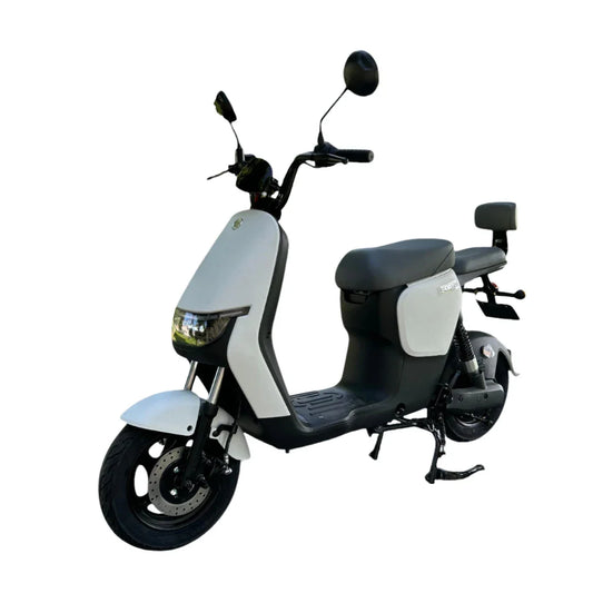 Izdelek je električni skuter, znamke Stromko. Na sliki je prikazan skuter v modernem dizajnu, bele in črne barve, z udobnim sedežem in sprednjim odbijačem. Ima tudi ogledala in široke pnevmatike, kar omogoča stabilno vožnjo. Skuter je zasnovan za mestno uporabo in nudi praktično rešitev za prevoz.