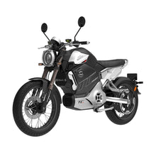 Električni skuter Super Soco TC Max, odlikuje ga eleganten dizajn in moderna oblika.