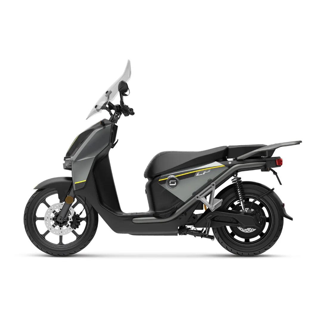 Stranski pogled električnega skuterja Super Soco Cpx v elegantni sivi barvi z modernim dizajnom.