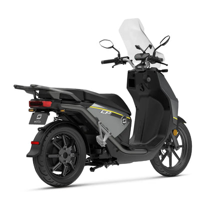 Električni skuter Super Soco Cpx v elegantni sivi barvi, z modernim dizajnom in vetrobranskim steklom.