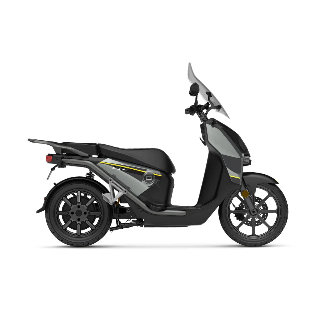 Stranski pogled električnega skuterja Super Soco Cpx v elegantni sivi barvi z rumenimi poudarki.