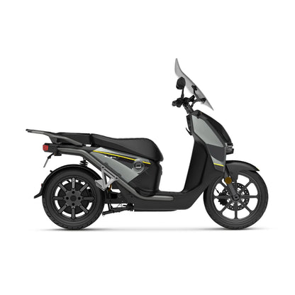 Stranski pogled električnega skuterja Super Soco Cpx v elegantni sivi barvi z rumenimi poudarki.