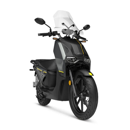 Električni skuter Super Soco Cpx v elegantni črno-sivi izvedbi, z modernim vetrobranskim steklom.