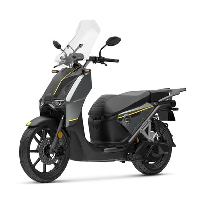Električni skuter Super Soco Cpx v elegantni sivi izvedbi z modernim, športnim videzom.