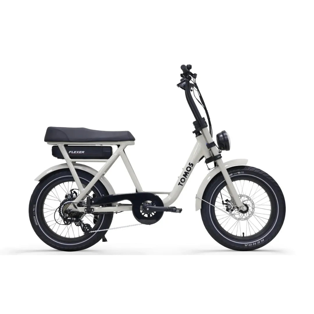 Stranski pogled električnega kolesa Tomos Flexer v beli barvi, ki se ponaša z elegantnim dizajnom in debelimi pnevmatikami.