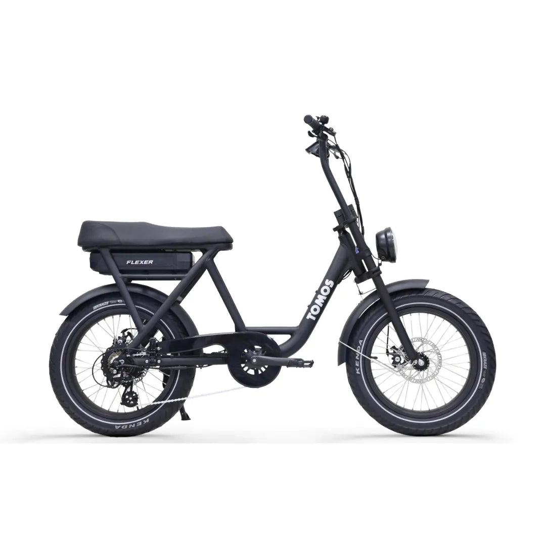 Stranski pogled električnega kolesa Tomos Flexer, ki se ponaša z elegantnim črnim dizajnom in širokimi pnevmatikami.