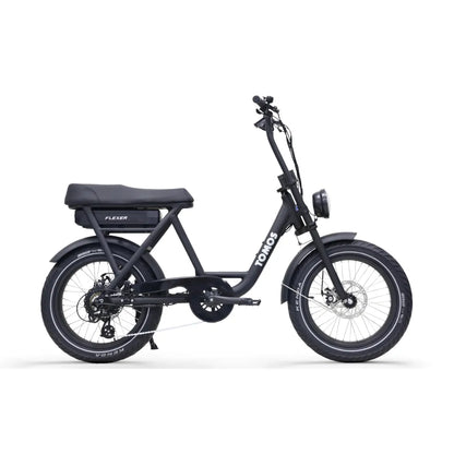 Stranski pogled električnega kolesa Tomos Flexer, ki se ponaša z elegantnim črnim dizajnom in širokimi pnevmatikami.