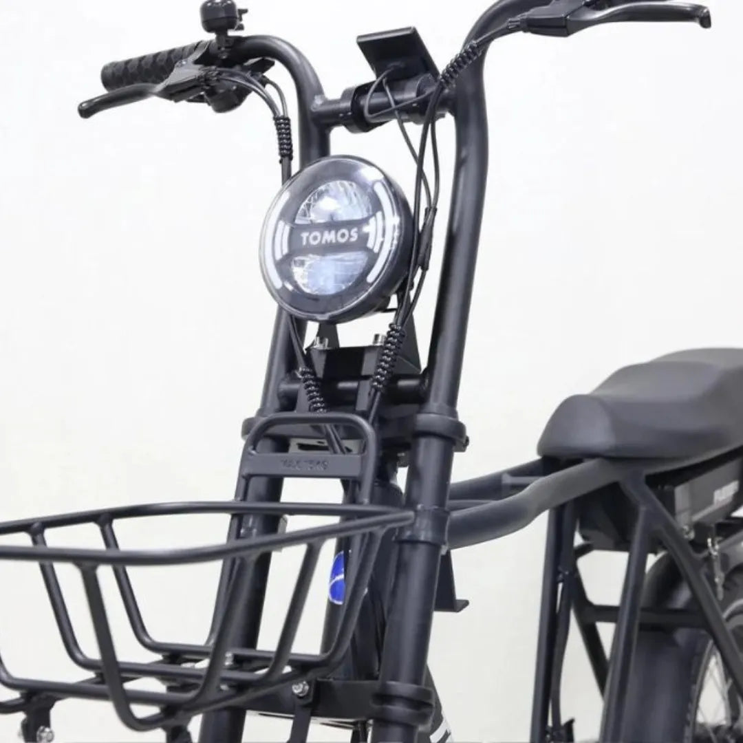 Od blizu posneto krmilo in sprednja luč električnega kolesa Tomos Flexer.