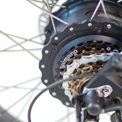 Od blizu posnet sistem Shimano prestav na električnem kolesu Tomos Flexer.