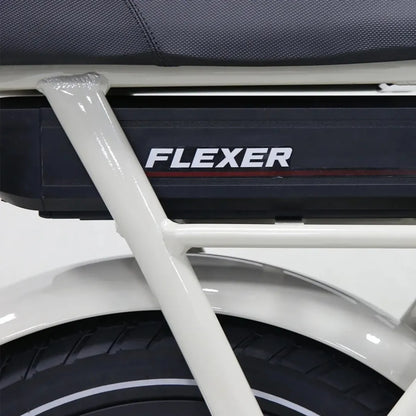 Posnetek od blizu baterije električnega kolesa Tomos Flexer, nameščene na okvir.