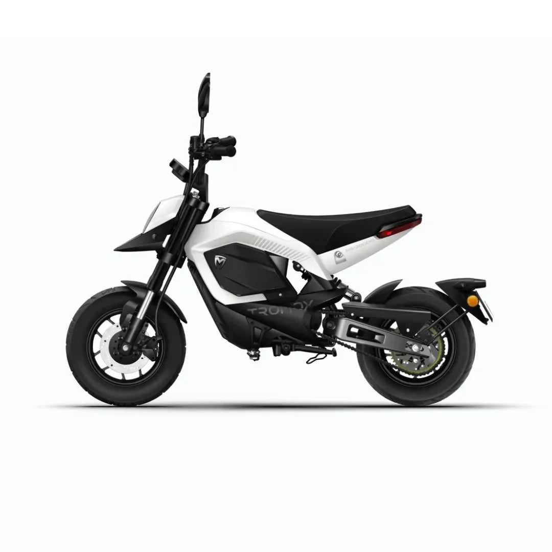 Stranski pogled električnega skuterja Tromox Mino v črno-beli izvedbi.